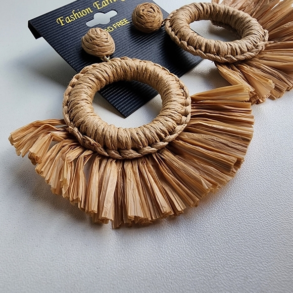 New Bohemian Beach Themed Earrings Seagrass Straw Beads Fun Natiral - Picture 5 of 7